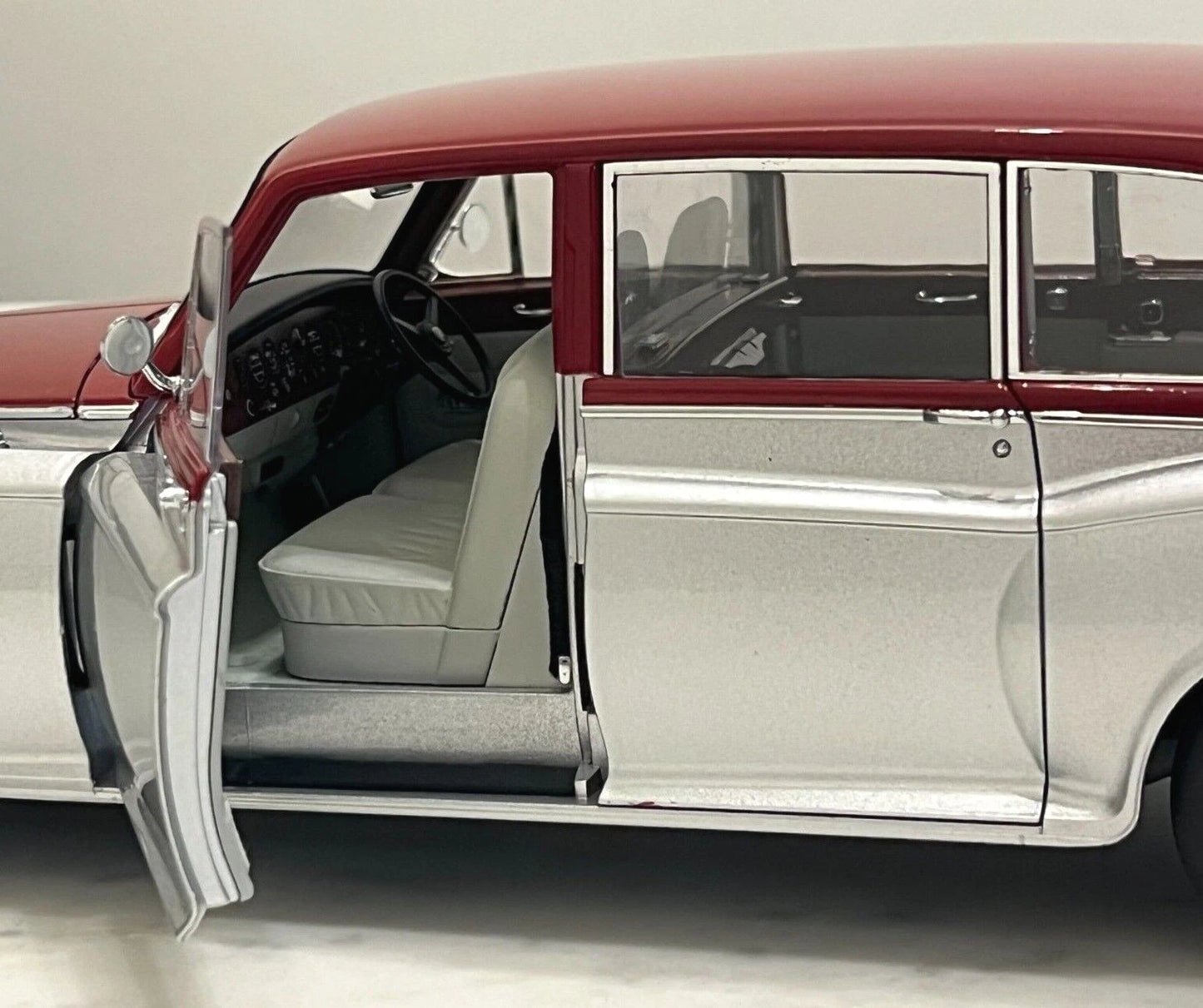 Rolls-Royce Phantom VI Silver/Red – 1:18 Diecast by Kyosho