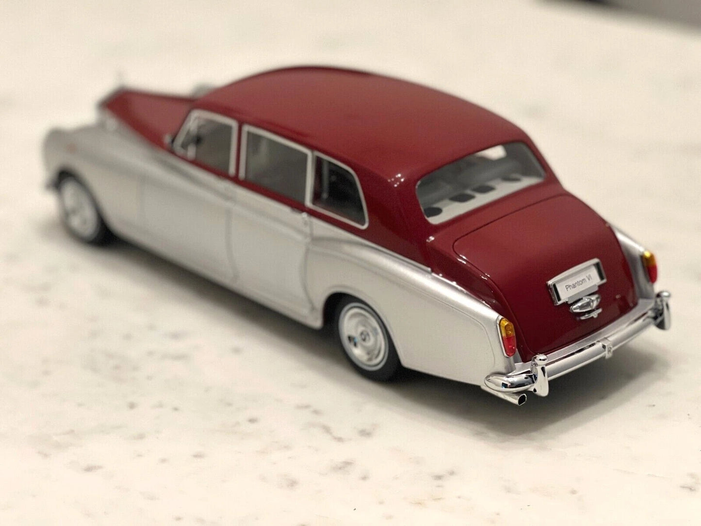 Rolls-Royce Phantom VI Silver/Red – 1:18 Diecast by Kyosho