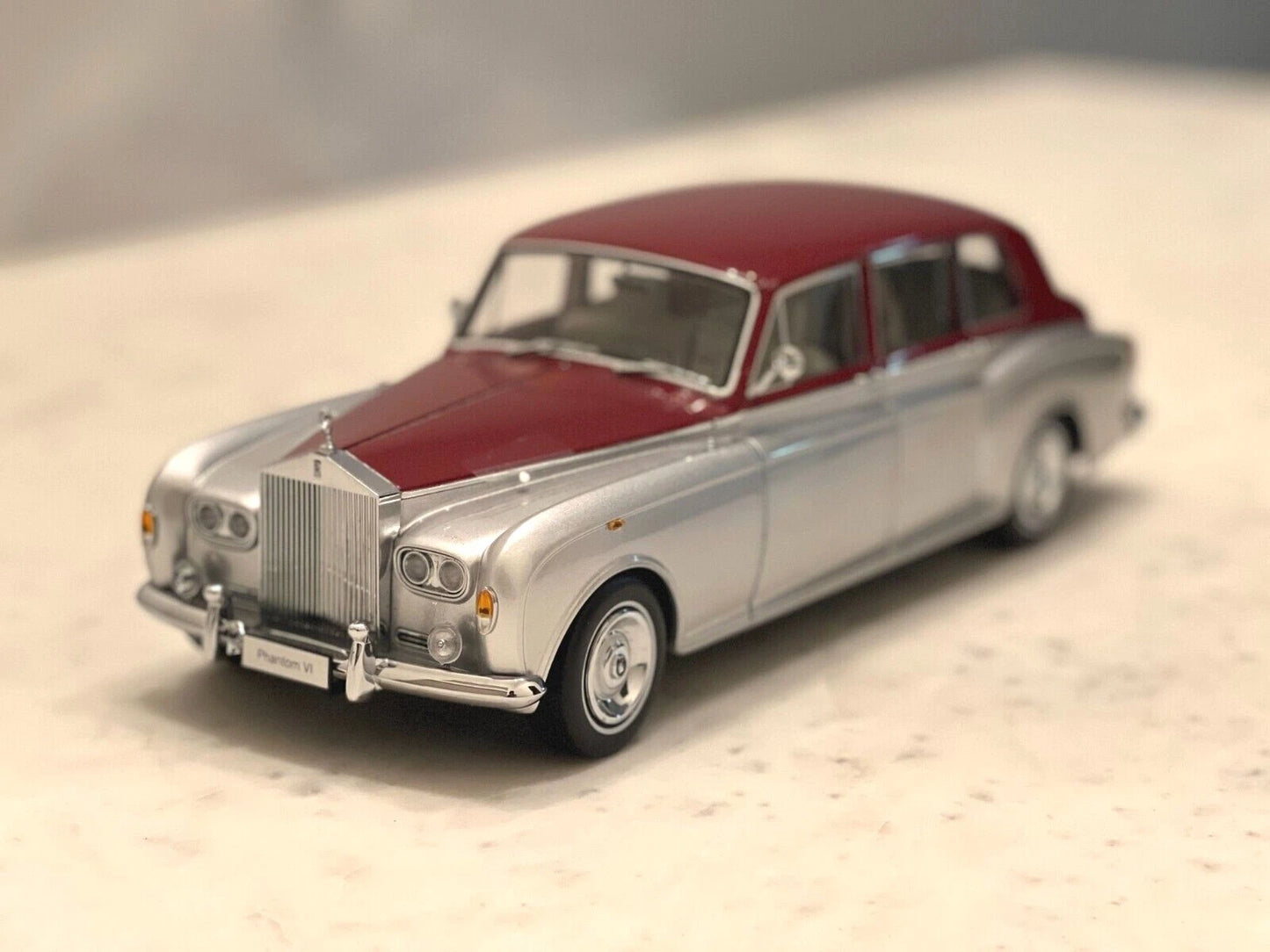 Rolls-Royce Phantom VI Silver/Red – 1:18 Diecast by Kyosho